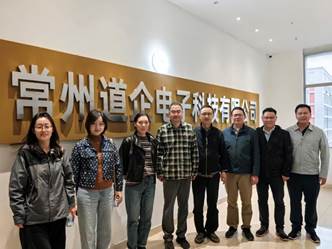 一群人站在一起AI 生成的内容可能不正确。
